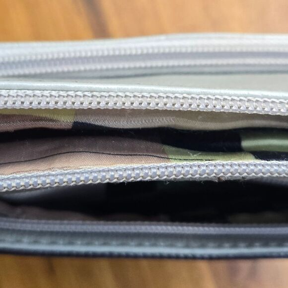 Tignanello Silver Pebbled Italian Leather Crossbody Bag In Excellent Condition. - Picture 4 of 15